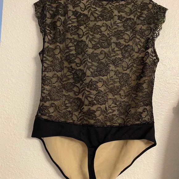Elegant Black Lace Shapewear Bodysuit - Picture 4 of 8